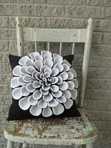 poduszka z kwiatem z filcu