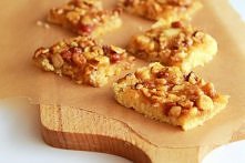 Kruchy placek z orzechami w karmelu i miodzie