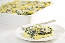 na 5-6 porcji:      750g mrożonego szpinaku     500g makaronu     2 ząbki czosnku     200g jogurtu naturalnego     200g tartego żółtego sera     150g sera pleśniowego     150g t...