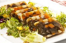 Terrina z grzybów leśnych z warzywami i dressingiem z wódką

Sposób przyrządzania:

Obraną marchewkę, seler i pietruszkę pokrój w drobną kostkę. Zagotuj w rondelku ok. 1 l wody....