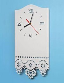 Piękny zegar z motywem koronki do prowansalskiej kuchni lub nowoczesnego, innego wnętrza.