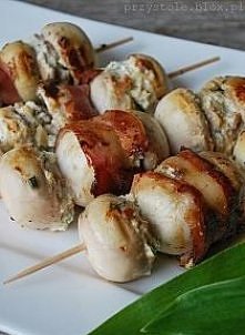 szaszłyki pieczarkowe z farszem czosnkowym