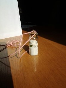 buteleczka + pokruszone szklane kulki + sztuczna różyczka + sznurek = ♥