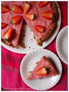 Lekka tarta owsiana z truskawkami.