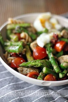 Sałatka z zielonymi szparagami i jajkiem