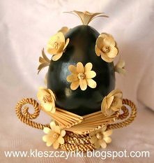 Jajko wielkanocne ozdobione słomą