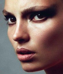 RZĘSY: DŁUŻSZE & BARDZIEJ MIĘSISTE 

4 patenty, które działają natychmiast