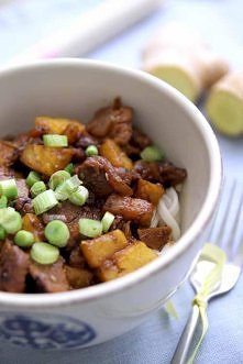 Wołowina w sezamie smażona z ananasem i świeżym imbirem