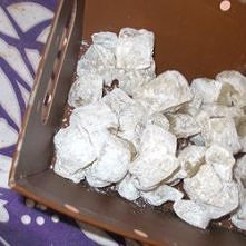 Chi chi dango mochi 
450 g mochiko (sklejającej mąki ryżowej) 
500 g (2,5 szkl.) cukru 
1 łyżeczka proszku do pieczenia 
500 ml (2 szkl.) wody 
1 łyżeczka aromatu waniliowego 
1...