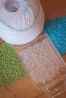 Sznur koralikowo-szydełkowy w początkowej fazie pracy