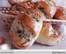 Składniki: (na 12 bułeczek) 400 g mąki pszennej chlebowej typ 750 10 g drobnego cukru 1,5 łyżeczki soli 1 łyżeczka drożdży suchych (4 g) lub 8 g drożdży świeżych 260 g ciepłego ...