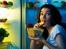 Wiele osób popełnia ogromny błąd na Diecie! Jest to bardzo zł nawyk a mianowicie WIECZORNE PODJADANIE ! Nasz metabolizm jest spowolniony przez co przybieramy na wadze :)Nie może...