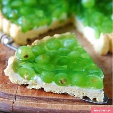 Tarta z winogronami  Składniki na spód: 220 g mąki 120 g masła 1 żółtko 3 łyżki cukru pudru Dodatkowo: galaretka zielona (u mnie agrestowa) kilka kiści jasnych winogron Galaretk...
