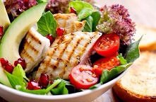 mix sałat, pomidory koktailowe,  kurczak badż indyk  grilowany, granat oraz melon  mru