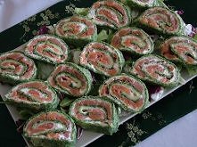 Rolada szpinakowa z wędzonym łososiem

Składniki: 
4 jajka (240g) 
szpinak mrożony rozdrobniony (100g) 
łosoś wędzony (200g) 
twarożek biały President 0% (350g) 
przyprawy  (sól...