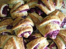 Rogaliki pełnoziarniste
Składniki: 
1 jajko (60g) 
mąka pełnoziarnista pszenna (200g) 
mleko (100ml) 
drożdże (20g) 
cukier (25g) 
masło (20g) 
dżem niskosłodzony (100g)





Pr...