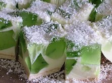 Sernik cytrynowy z galaretką miętową
twarożek President 0% (350g) 
1 galaretka cytrynowa 
1 galaretka zielona (np. agrestowaesencja z mięty (100ml) 
herbatniki pełnoziarniste (7...