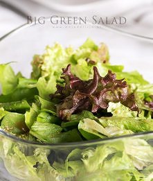 Bardzo prosta i pyszna, chrupiąca mieszanka sałat, polana słodko-ostrym dressingiem. Słodyczy daje nam miód, a ostrości – musztarda Dijon. Zniknęła ze stołu w mgnieniu oka i gdy...