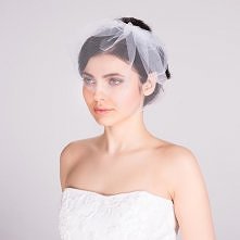 Mały tiulowy welonik do zasłonięcia twarzy. Zamocowany na bezbarwnym grzebyku. Dostępne również w kolorze ecru.