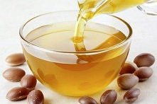 To z pewnością jeden z ulubieńców kobiet :) Olejek arganowy ,często nazywany płynnym złotem Maroka, pozyskiwany jest z owoców arganowca i rośnie tylko w jednym miejscu na Świeci...