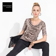 Bluzka zwraca uwagę przyjemnym w dotyku materiałem typu miś, a także niebanalnym fasonem. Całość zwieńczona jest dekoltem w stylu woda oraz ciekawymi marszczeniami wzdłuż tułowi...