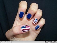 krok po kroku: 1. Na początek nakładamy bazę, która zabezpieczy naturalny kolor paznokcia. 2. Flagę rozpoczynamy od granatowego prostokąta, który ma zajmować około 1/4 całego pa...