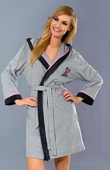 L&L Lulu szlafrok Szlafroczek Lulu wykonany z dzianiny, która jest bardzo stabilna i ładnie sie układa. Po lewej stronie posiada meszek, który jest bardzo przyjemny w dotyku.