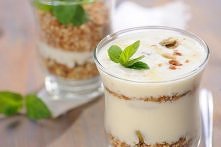 Domowe musli z otrębami granulowanymi z czarną porzeczką, z miodowym jogurtem

Składniki

1 szklanka otrębów granulowane z czarną pożeczką firmy Kupiec
1 szklanka łuskanych ziar...