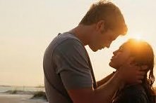 "Życie, uświadomił sobie, bardzo przypomina piosenkę.
Na początku jest tajemnica, na końcu - potwierdzenie, ale to w środku kryją się wszystkie emocje, dla których cała spr...