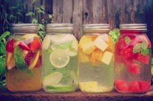 Woda to zdrowie :) najlepiej jeśli dodamy do niej cytrynę, ogórka, miętę i trochę miodu, pysznie i zdrowo!