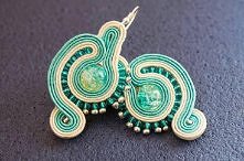 Kolczyki sutasz. Sercem ich są szklane koraliki cracle. Wnętrza otulają czeskie sznurki wiskozowe Pega.