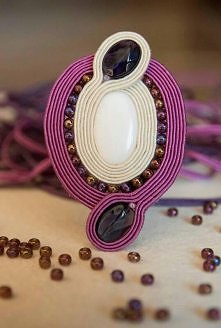 Petunia :) wisiorek ze szklanym kaboszonem w centralnej części. Drobinki otulające również są szklane. Sznurek czeski wiskozowy Pega.