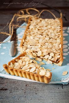 Mazurek kajmakowy z migdałami.