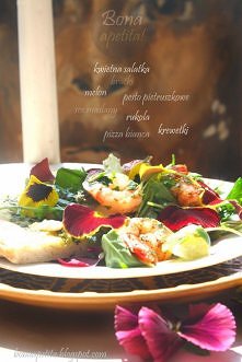 Kwiecista sałatka z krewetkami na pizzy bianca