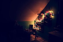 Udekorowany pokój :) Zdjęcia oplecione lampkami. Romantycznie? :))