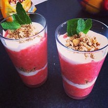 Zblendowane truskawki i banany, do tego jogurt naturalny i muesli + mieta! PYCHAAAAA