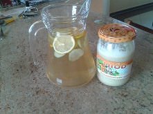 woda z miętą, cytryną, miodem i ogórkiem. Idealny napój na wiosenne dni.