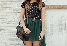 Czarna koszulka, zielona spódnica z długim tyłem i pasująca torebka. Co wy na to? ;)