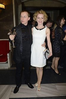 Dominik Wania, w podejrzanych błyskach w perwersyjnej ilości, urocza partnerka w chanelowskich wpływach. Raczej straszno, niż śmieszno.

Więcej na Moda Cafe!