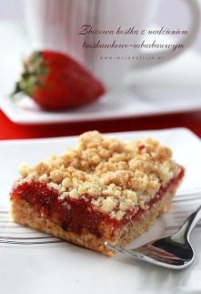 Zbożowa kostka z nadzieniem truskawkowo-rabarbarowym, czyli Chrupiąca kruszonka z dodatkiem płatków owsianych przełożona pysznym nadzieniem truskawkowo-rabarbarowym. To nasz majówkowy HIT. Pyszne ciasto a dzięki obecności płatków owsianych pożywne i zdrowe. Polecam spróbować.