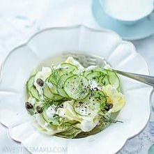 Sałatka ogórkowa z jogurtem naturalnym

z sałatą lodową, koperkiem i kaparami


Składniki, 4 porcje:

•	 1 mała sałata lodowa
•	 1 ogórek szklarniowy
•	 sól morska gruboziarnist...