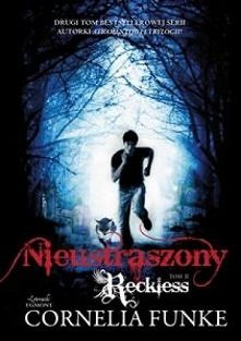 Na Jakubie Recklessie ciąży Klątwa Czerwonej Nimfy – ćma, którą chłopak nosi na sercu, już wkrótce ugryzie po raz ostatni, ucinając nić jego życia. Jakub wraz z wierną Lisicą mu...