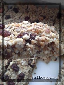 Przepis na pyszne (dietetyczne) batoniki musli na moim blogu: 
silnaja.blogspot.com
na który serdecznie zapraszam!