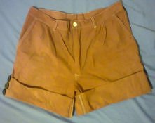 Brązowe szorty.
Spodenki podwinięte i pofarbowane na brązowo, dodatkowo doszyte 3 zielone guziki z każdej strony na podwiniętych nogawkach.
