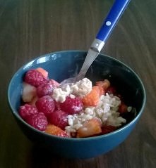 Owsianka na śniadanie :)

Składniki:
* 300 ml mleka 0,5%
* 5 łyżek płatków owsianych
* Garść malin (ok. 50 g)
* Garść truskawek (ok. 50 g)

Przygotowanie:
Mleko zagotować, wsypa...