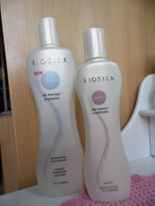 Biosilk Therapy do zniszczonych włosów ... Szampon jak szampon dobrze myje,przy tym jest bardzo delikatny,nie podrażnia skóry glowy,jest jedwabisty kremowy w konsystencji ,ładni...