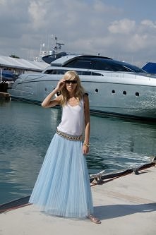 lovelyimperfect

U Adriany powiało wielkim światem. Miami, jachty i cudowna, baśniowa niemal stylizacja. Spódnica jak kłąb waty cukrowej, metaliczne dodatki, fantastyczna torebk...