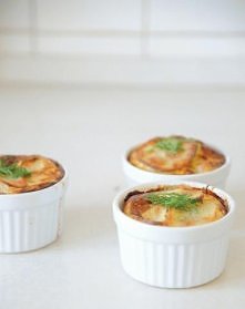 Mini zapiekanki z młodych ziemniaków i kopru włoskiego (4 porcje)

- 2 młode ziemniaki (średniej wielkości)
- pół kopru włoskiego
- 15 g posiekanego koperku
- 70 g kefiru
- 3 ja...