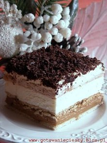 3BIT

Składniki na formę 30x45 cm:

* 450 g (2 duże paczki) herbatników (np. Petit Beurre)
* 2 puszki kajmaku (800 –900 g)
* 2 budynie waniliowe
* 450 ml mleka
* 270 + 50 g mięk...