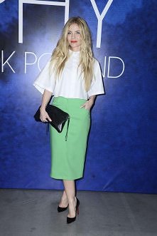 Ewa Szabatin, projektantka aspirująca. My jednak z premedytacją umieszczamy ją w kategorii celebrytów. Pogubiona, artystycznie niewyżyta, tradycyjnie źle ubrana.
Więcej na Moda ...